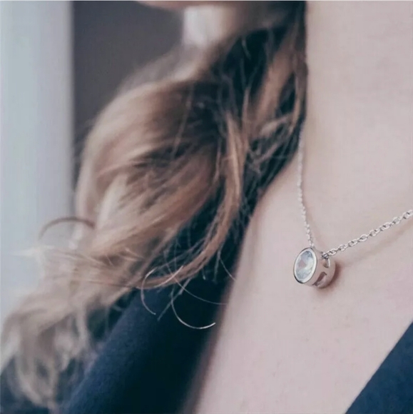 New Crystal Pendant Necklace - Picture 3 of 4